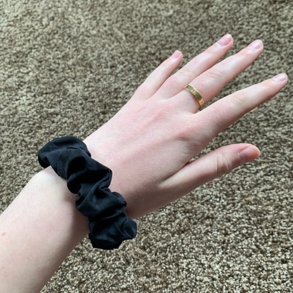 NEW Lululemon Uplifting Scrunchie - Picture 3 of 7